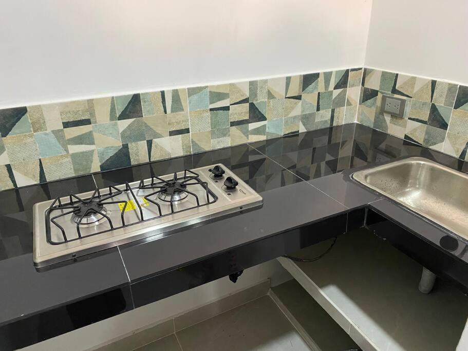 Comfortable Very Close To The Airport Apartment *